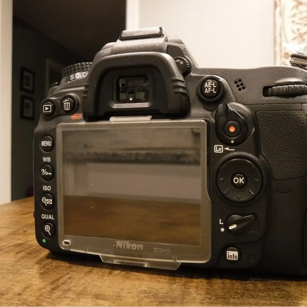 Nikon d7000 16.2 megapixel digital SLR camera with 18-105mm lens